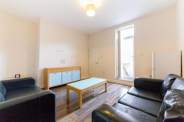 4 bedroom end of terrace house to rent - Photo 1