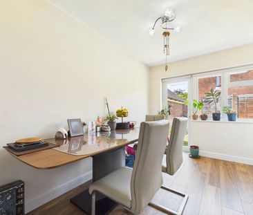 3 bedroom House in Wavell Road, Maidenhead - Photo 2