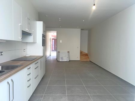 Volledig gerenoveerde woning met 3 slaapkamers en koer. - Photo 2