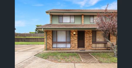 Modern 2-Bedroom Home with Private Courtyard & Open-Plan Living - Photo 5