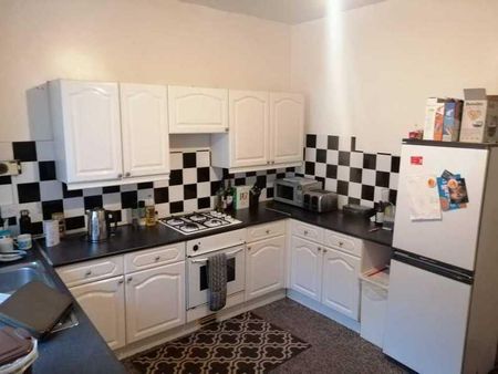 8 bedroom end of terrace house to rent - Photo 3
