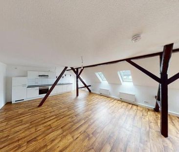 große Dachgeschosswohnung mit Einbauküche - Photo 1