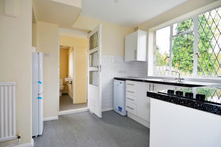 3 bedroom flat to rent - Photo 4