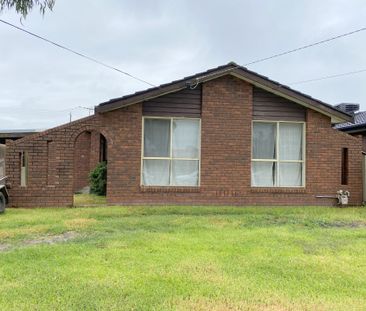 Large Family Home in Dandenong Area - Photo 3