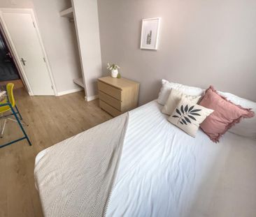 4 bedroom flat to rent - Photo 4