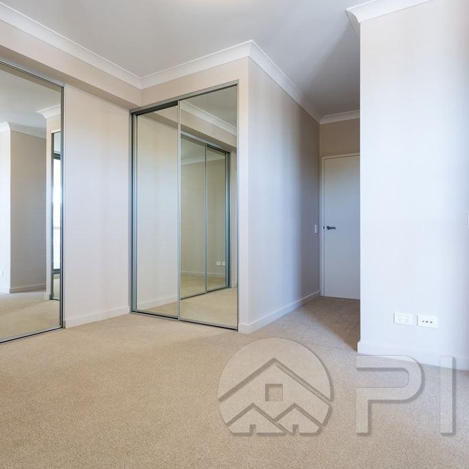 Spacious 2 Bedrooms Apartment In Prime Location For Lease!! - Photo 1