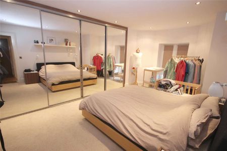 3 bedroom flat to rent - Photo 4