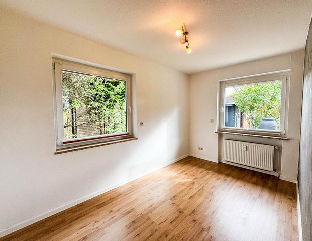 Erdgeschosswohnung in ruhigem Zweifamilienhaus mit überdachter Terrasse & Carport - Photo 1