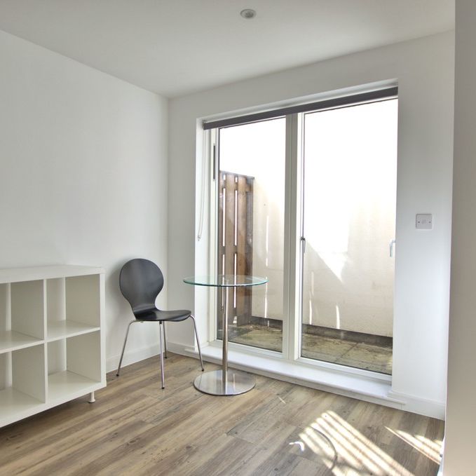 A smart, studio flat in a purpose built block just off of Victoria Road. Available for single occupancy for a full time student only* Inclusive of utilities. With convenient access to Cambridge City Centre as well as both Cambridge train stations. See description for conditions. - Photo 1