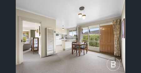 LIGHT-FILLED FAMILY HOME WITH EXPANSIVE BACKYARD IN GREAT LOCATION - Photo 5