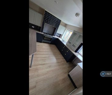 2 bedroom semi-detached house to rent - Photo 5