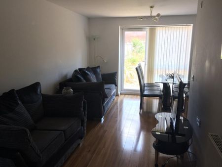 4 bedroom end of terrace house to rent - Photo 2