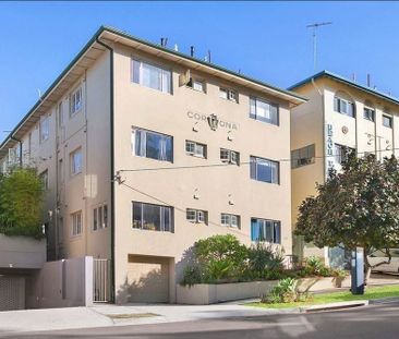 Renovated Bronte Beach One Bedroom unit with sunroom - Photo 5