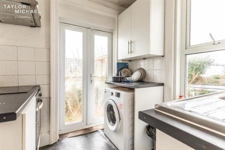 1 bedroom in a house share to rent - Photo 3