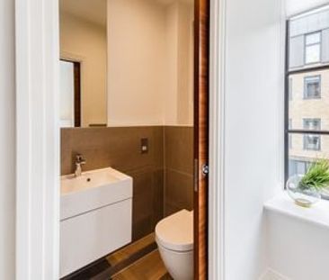Three Bedroom Flat to rent in London - Photo 6