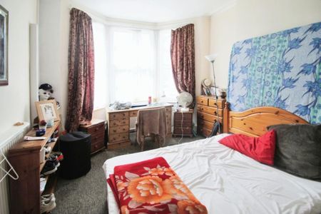1 bedroom in a house share to rent - Photo 2