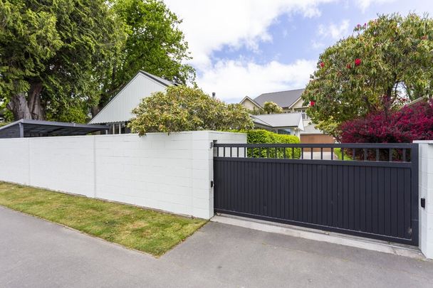 Executive home in great school zones! - Photo 1