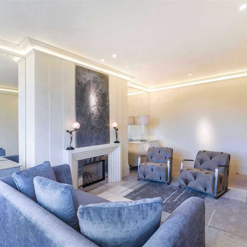 A superb top floor flat in a portered building in Holland Park - Photo 1