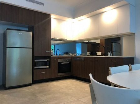 Stunning Modern Apartment in Varsity Lakes! - Photo 3