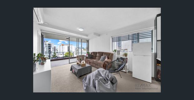 Spacious and Modern Two Bed Apartment Centrally in West End - Photo 1