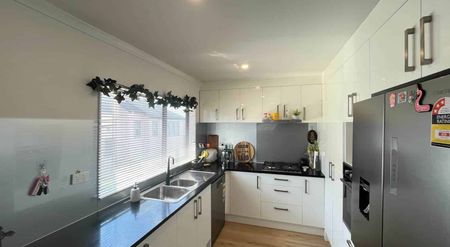 Beautifully nested modern family home - Photo 5