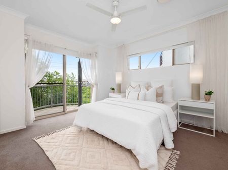 Stunning 3-Bedroom Unit in Prime Ascot Location - Photo 2