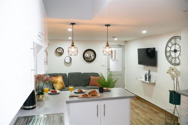 1 bedroom in a house share to rent - Photo 1