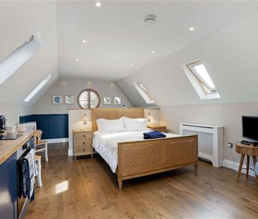 A beautifully presented red brick four bedroom home - Photo 6