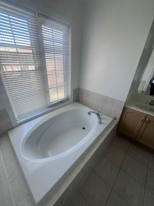 For Lease - 27 Frost King Lane, Toronto, Ontario - Photo 1