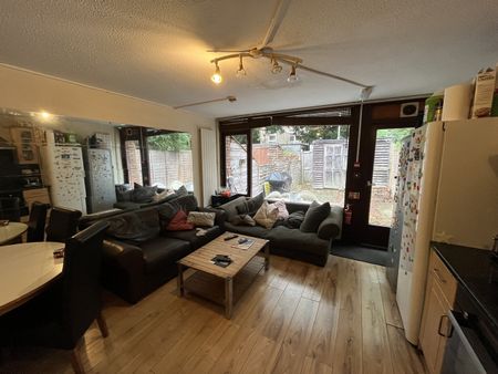 Room in a Shared House, Penrith Close, SW15 - Photo 3