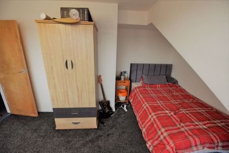 2 bedroom House in Kelsall Terrace, Leeds - Photo 4