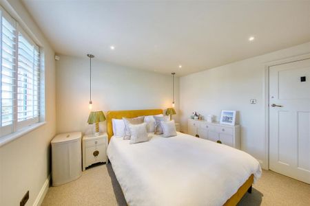 4 bedroom semi-detached house to rent - Photo 2