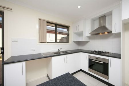 Neat Three Bedroom Townhouse - Photo 3