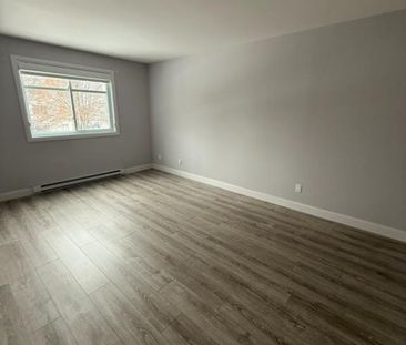 Grand 5½ rénové, 3 chambres, clim, 2 stationnements + rangement pri... - Photo 2