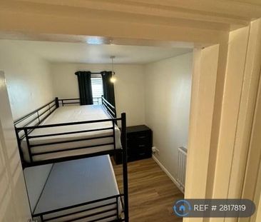 3 bedroom flat to rent - Photo 2