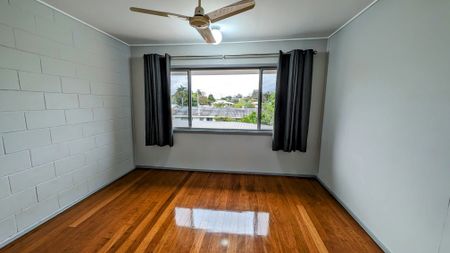 SELF CONTAINED TOWNHOUSE, CLEAN & COMFORTABLE, SHORT WALK TO ALL YOUR EVERYDAY NEEDS - Photo 3