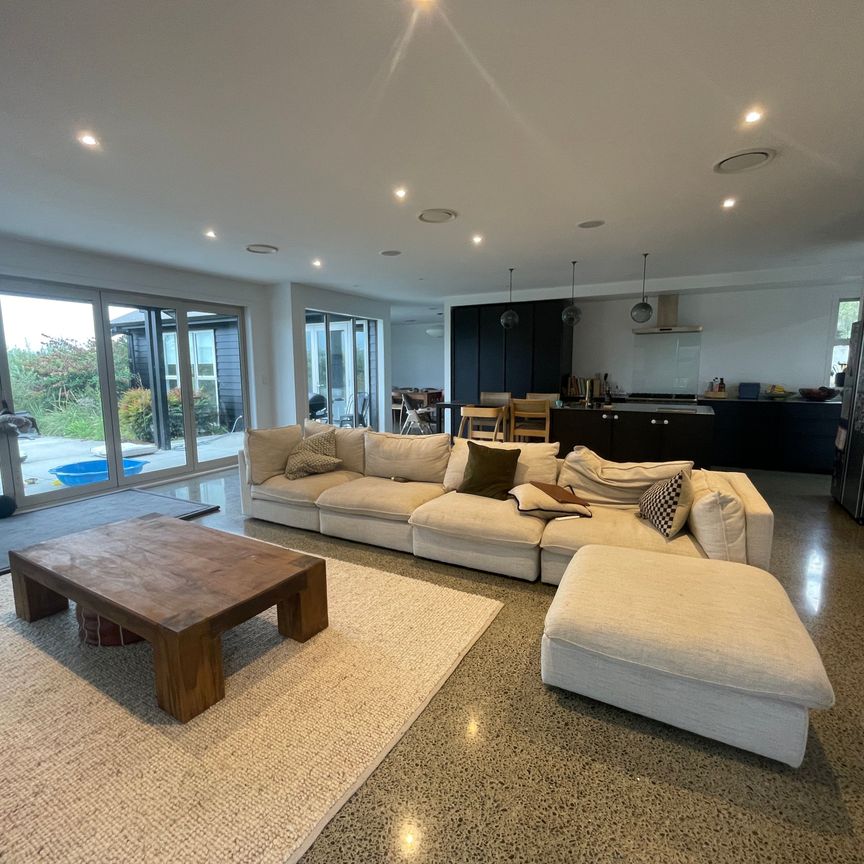 Simply Stunning - Photo 1