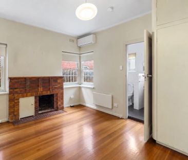Character Art Deco Studio overlooking Fawkner Park. - Photo 1