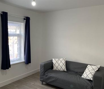 1 Bed Flat, Pitcroft Avenue, RG6 - Photo 2