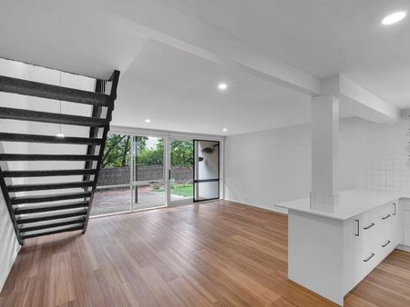 Three-Bedroom Townhouse Haven in Leafy Pearce! - Photo 2