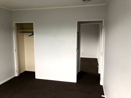 Warm and sunny 2 double bedroom flat - Photo 4