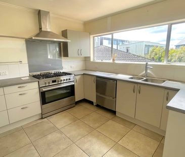 Spacious 4-Bed Family Haven in the Heart of Northcote! - Photo 3
