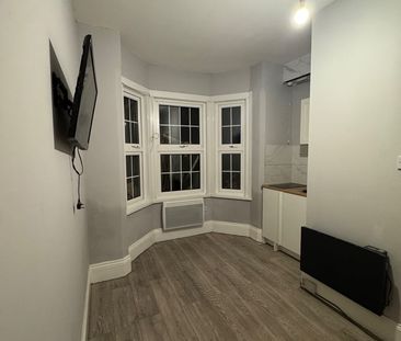 Studio Flat, Radstock Road, RG1 - Photo 4