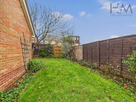 4 bedroom end of terrace house to rent - Photo 2