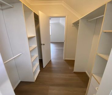 Spacious 3 Bedroom, 3 Bathroom Home Found In Quiet Block Of 4, Refu... - Photo 3