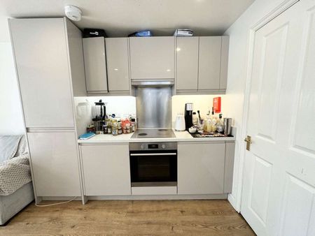 6 bed HMO working professionals in Winchester - Photo 3
