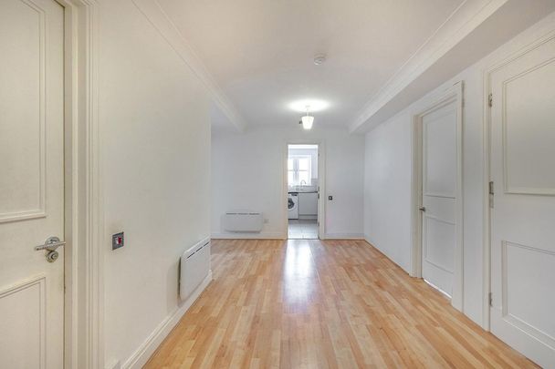 3 bedroom flat in 6 Odessa Street - Photo 1