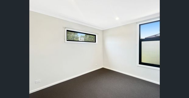 🏡 3-Bedroom Townhouse in Mernda - Photo 1