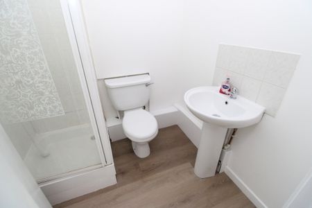 To Let 1 Bed Flat - Photo 3