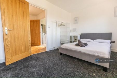 4 bedroom detached house to rent - Photo 4